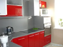 Qırmızı tezgah fotoşəkili olan bir mətbəxin fotoşəkili