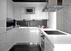 Сұр аспаптары бар ақ асүйдің фотосы
