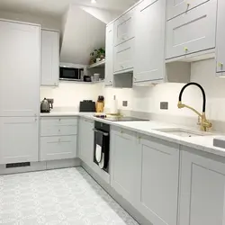 Фото белая кухня с серой техникой
