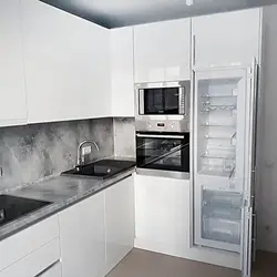 Сұр аспаптары бар ақ асүйдің фотосы