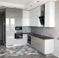 Фота белая кухня з шэрай тэхнікай