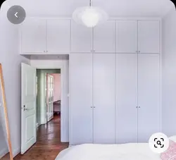 Yotoqxonadagi fotosuratda mezzaninli shkaf