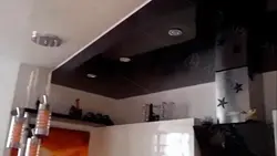 Oshxonadagi fotosuratda qora va oq shift