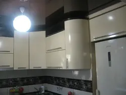 Черно белый потолок на кухне фото