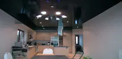 Черно белый потолок на кухне фото
