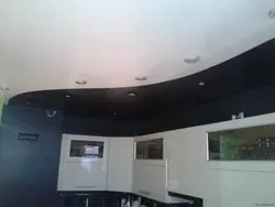Oshxonadagi fotosuratda qora va oq shift