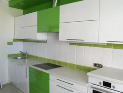 Yaşıl önlük fotoşəkili olan ağ mətbəxlər