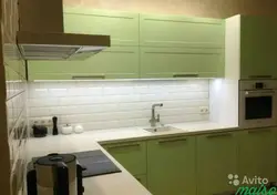 Белые кухни с зеленым фартуком фото
