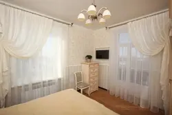 Жатын бөлмесінің фотосуретіндегі перделері бар тюль