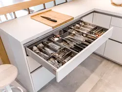 Mətbəx fotoşəkildə yeməklər üçün masa