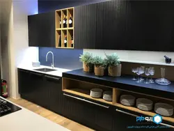 Фота паліцы з падсветкай на кухні