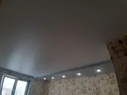 Ас үй фотосындағы ақ күңгірт төбе