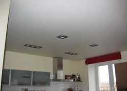 Oshxonadagi fotosuratda oq matli shift
