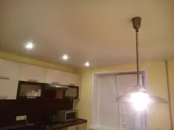 Ас үй фотосындағы ақ күңгірт төбе