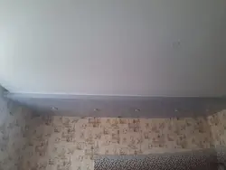 Белый матовый потолок на кухне фото