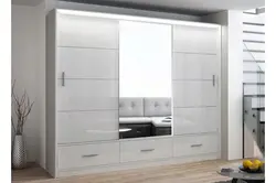 Ақ жылтыр жатын бөлмесінің гардеробының фотосуреті
