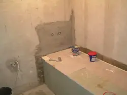 Vanna otağı fotoşəkilində plitələr altında gips