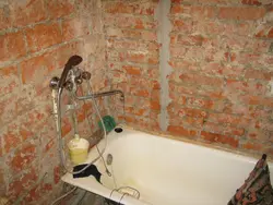 Ванна бөлмесінің фотосуретіндегі плиткалар астындағы сылақ