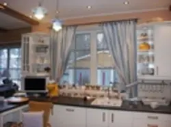 Ас үйдегі перделер үстелдің үстіндегі фотосурет