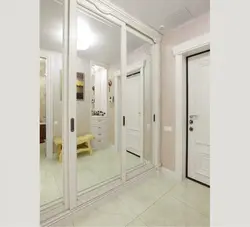 Koridordakı ağ aynalı qarderob fotoşəkili