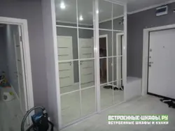 Белый зеркальный шкаф в прихожую фото
