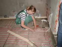 Ас үй фотосуретіндегі жылы еден плиткалары