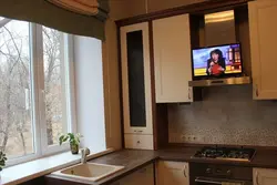 Выцяжка на кухню з тэлевізарам фота