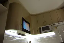 Televizor fotosurati bilan oshxona qopqog'i