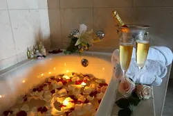 Ванна бо petals садбарги ва шамъ акс