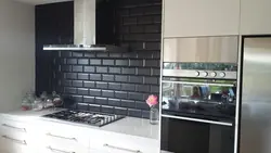 Қара плиткадан жасалған ас үй алжапқышы фото