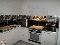 Qara plitələrdən hazırlanmış mətbəx önlük fotoşəkili