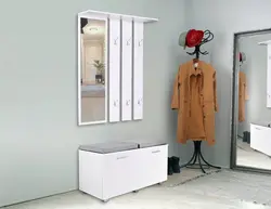 Güzgü fotoşəkili olan kiçik bir koridorda palto rafı