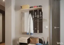 Пальто Дар Долони Хурд Бо Акси Оина