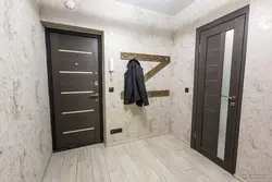Дәліздегі сұр есіктерге арналған тұсқағаз фотосуреті