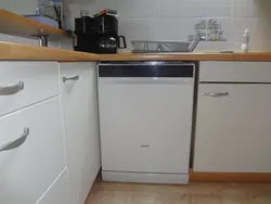 Mətbəxdə qabyuyan maşın tezgahın altındakı fotoşəkil