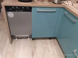 Ас үйдегі ыдыс жуғыш машина үстелдің астындағы фотосурет