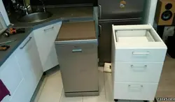 Ас үйдегі ыдыс жуғыш машина үстелдің астындағы фотосурет