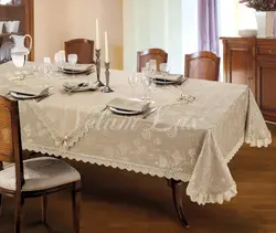 Mətbəx fotoşəkili üçün oval masa üzərində süfrə