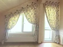 Yataq otağı fotoşəkilində maili pəncərələr üçün pərdələr