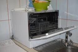 Ас үй интерьеріндегі үстел үсті ыдыс жуғыштың фотосы