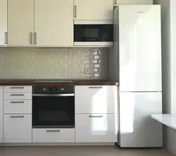 Кухни с микроволновкой в верхнем шкафу фото