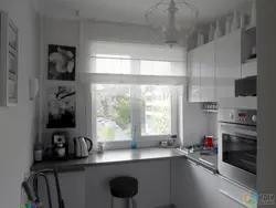 Mətbəxdə pəncərədə sink Xruşşov şəkli