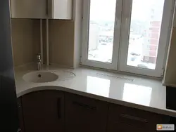 Ас үйде терезеде раковина Хрущев фотосуреті