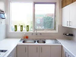 Mətbəxdə pəncərədə sink Xruşşov şəkli