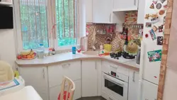 Мыйка ў акне на кухні хрушчоўка фота