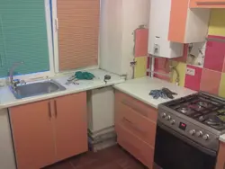 Танӯраи дар тиреза дар ошхона Хрущёв акс
