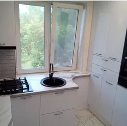 Mətbəxdə pəncərədə sink Xruşşov şəkli