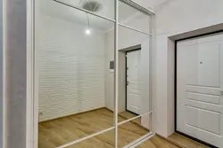 Бүкіл қабырғадағы фотосуреттегі дәліздегі гардероб