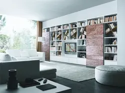 Qonaq otağında kitab şkafları olan divarlar fotoşəkil