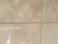 Grout барои сафолҳои беж дар акс ҳаммом